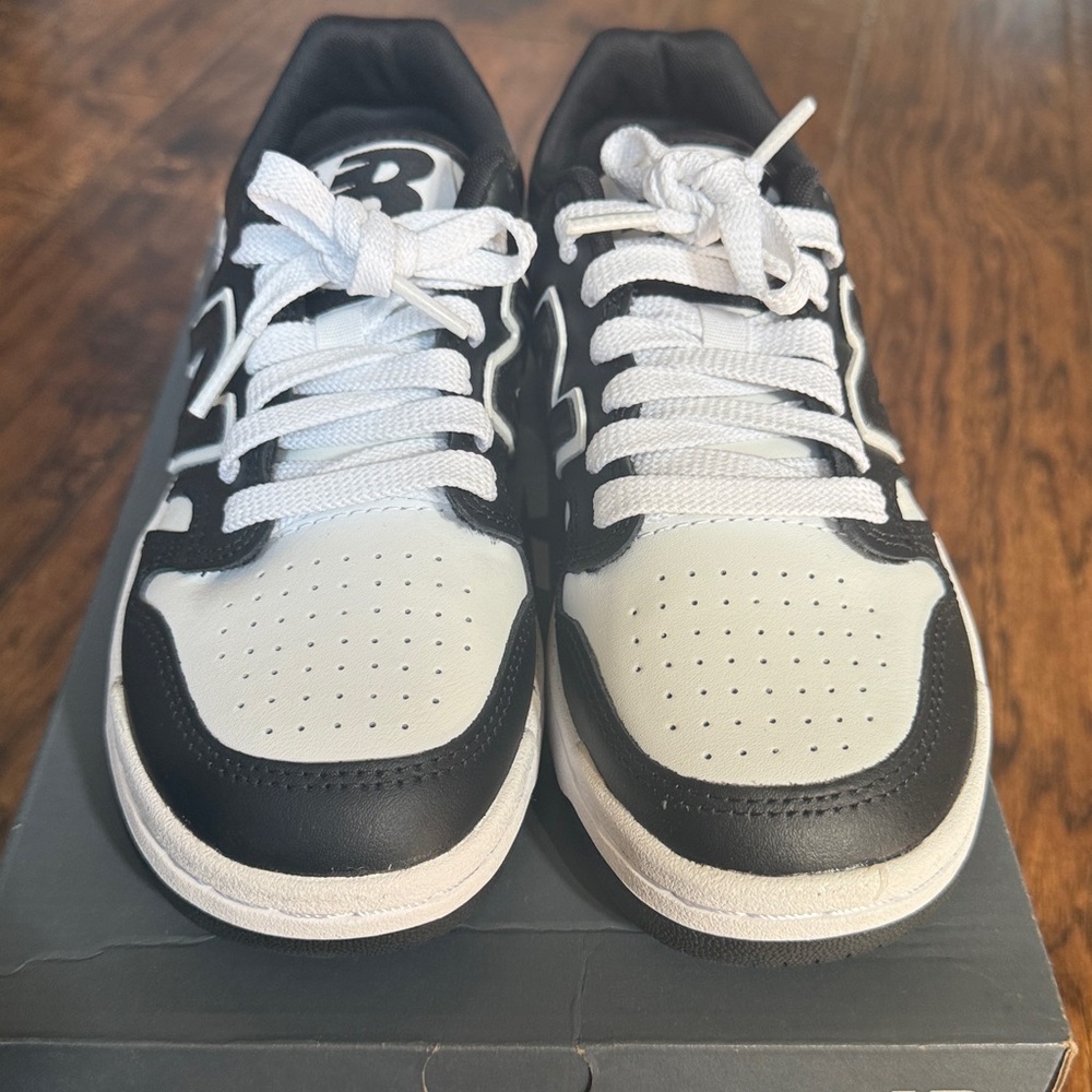 NWT!  New Balance boys Black and white Sneakers, size 4 - Picture 4 of 8